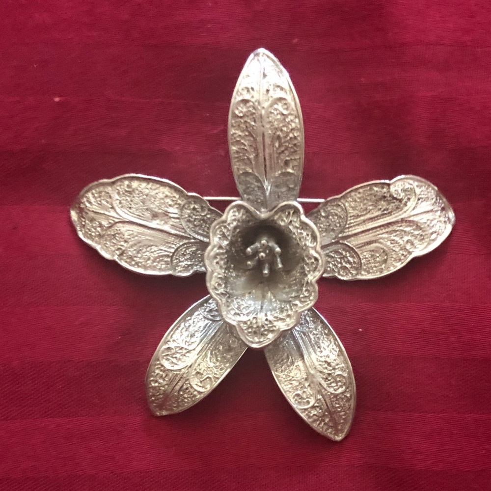 Pastelli brooch